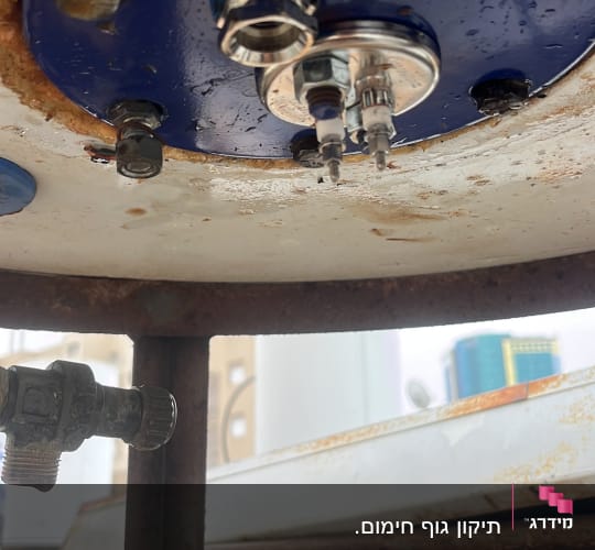 חלק תחתון של דוד שמש עם חיבורים וברגים